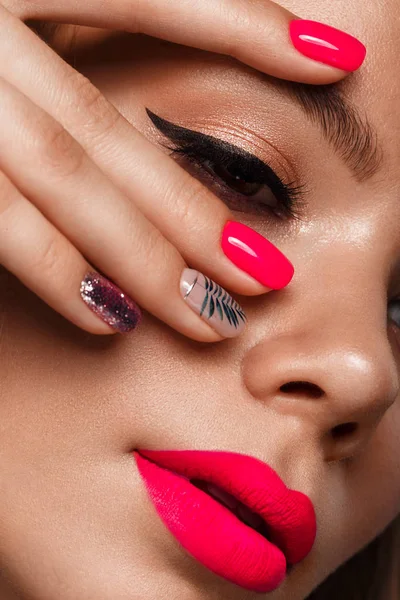 Hermosa mujer joven con maquillaje brillante y uñas de color rosa neón. Cara de belleza. Foto tomada en el estudio — Foto de Stock