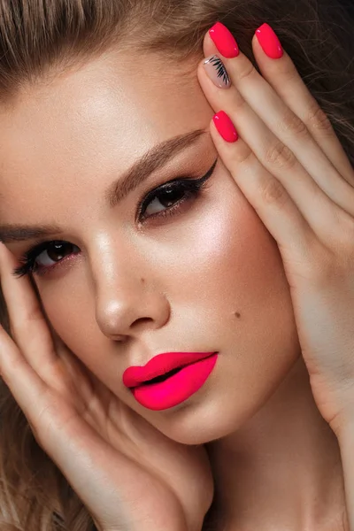 Hermosa mujer joven con maquillaje brillante y uñas de color rosa neón. Cara de belleza. Foto tomada en el estudio — Foto de Stock