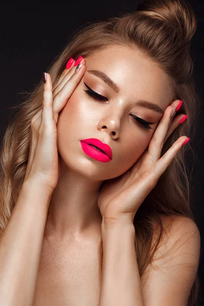 Hermosa mujer joven con maquillaje brillante y uñas de color rosa neón. Cara de belleza. Foto tomada en el estudio —  Fotos de Stock