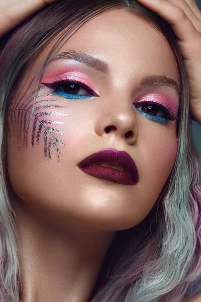 Hermosa chica con cabello multicolor y maquillaje creativo y peinado. Cara de belleza. —  Fotos de Stock