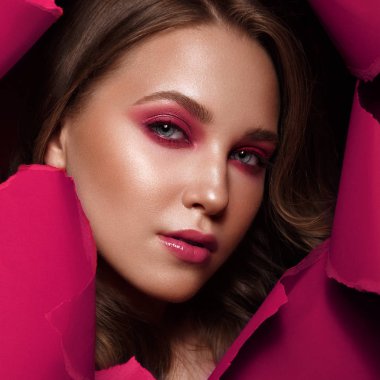 Mükemmel bir cilt, parlak pembe makyaj ile güzel taze kız. Güzellik yüzü.