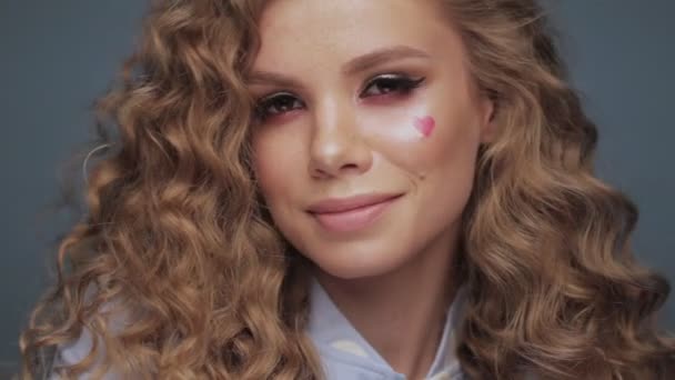 Pretty Girl With Curls Hairstyle Classic Makeup Freckles Nude