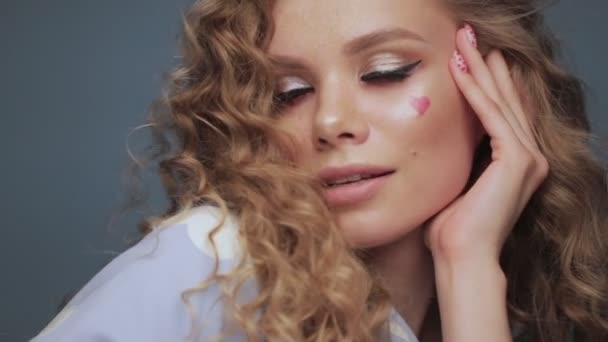 Hübsches Mädchen mit Locken Frisur, klassisches Make-up, Sommersprossen, nackte Lippen Schönheit Gesicht. — Stockvideo