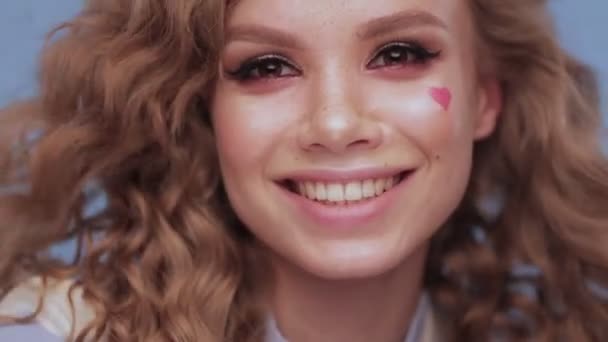 Pretty girl with curls hairstyle, classic makeup, freckles, nude lips Beauty face. — Stock Video
