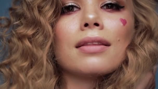 Mooi meisje met krullen hairstyle, klassieke make-up, sproeten, naakt lippen schoonheid gezicht. — Stockvideo