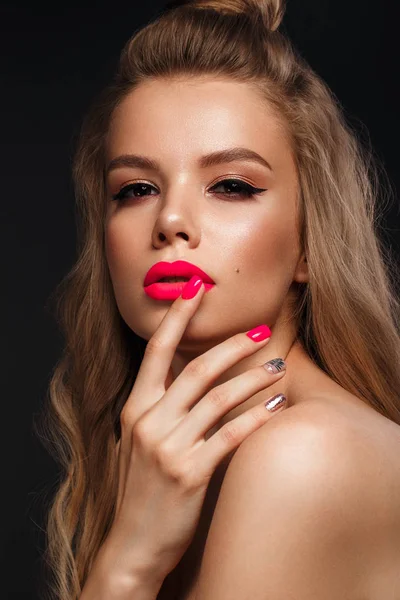 Beautiful young woman with bright makeup and neon pink nails. Beauty face. Photo taken in the studio — Stock Photo, Image