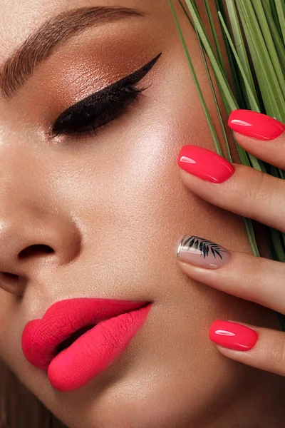 Hermosa mujer joven con maquillaje brillante y uñas de color rosa neón. Cara de belleza. Foto tomada en el estudio — Foto de Stock