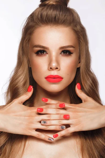 Hermosa mujer joven con maquillaje brillante y uñas de color rosa neón. Cara de belleza. Foto tomada en el estudio — Foto de Stock