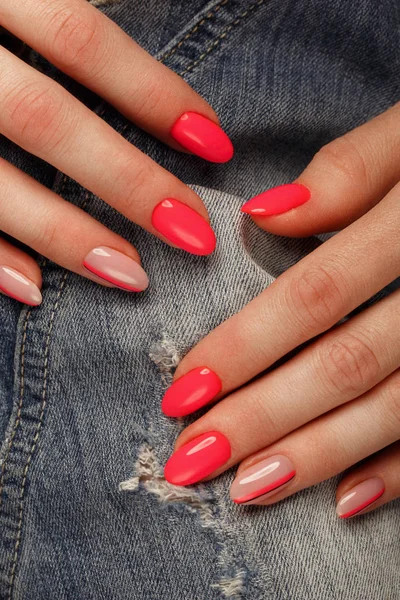 Heldere Neon manicure op vrouwelijke handen op de achtergrond van jeans. Nagel ontwerp. Schoonheid handen. — Stockfoto