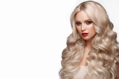 Güzel sarışın bir Hollywood şekilde bukleler, doğal makyaj ve kırmızı dudaklar. Güzellik ve saç.