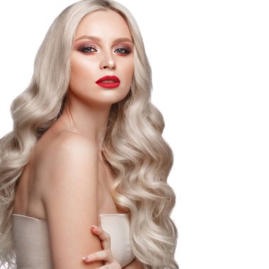 Güzel sarışın bir Hollywood şekilde bukleler, doğal makyaj ve kırmızı dudaklar. Güzellik ve saç.