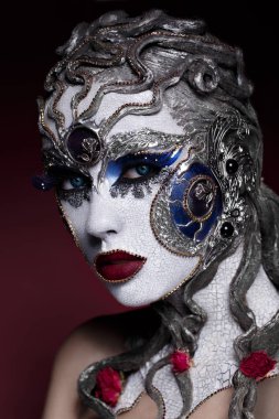 Yaratıcı sanat makyajı olan bir kızın portresi. Olağandışı görüntü.