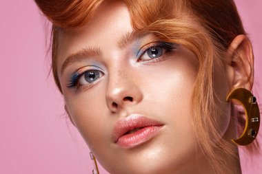 Güzel kız sıradışı aksesuar ve makyaj parlak bir arka plan üzerinde. Güzellik.