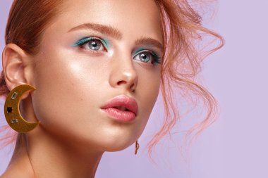 Güzel kız sıradışı aksesuar ve makyaj parlak bir arka plan üzerinde. Güzellik.