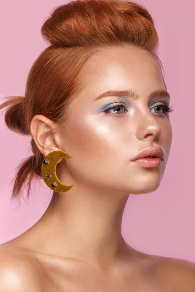 Bella ragazza con accessori insoliti e make-up su uno sfondo luminoso. Bellezza viso . — Foto Stock
