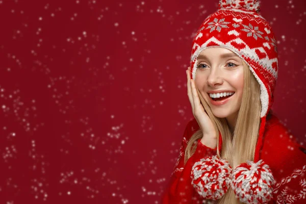 Menina loira bonita em uma imagem de Ano Novo em chapéu quente e suéter. Rosto de beleza com maquiagem festiva . — Fotografia de Stock