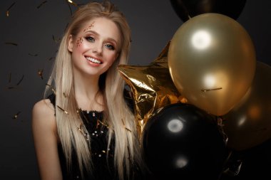 Şık abiye şenlikli balonlu güzel genç kız. Güzellik.