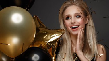 Şık abiye şenlikli balonlu güzel genç kız. Güzellik.