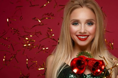 Boynunda Noel çanları ile yeni yıl görüntü güzel sarışın kız. Şenlikli makyaj ile güzellik yüzü.