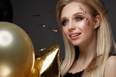 Şık abiye şenlikli balonlu güzel genç kız. Güzellik.