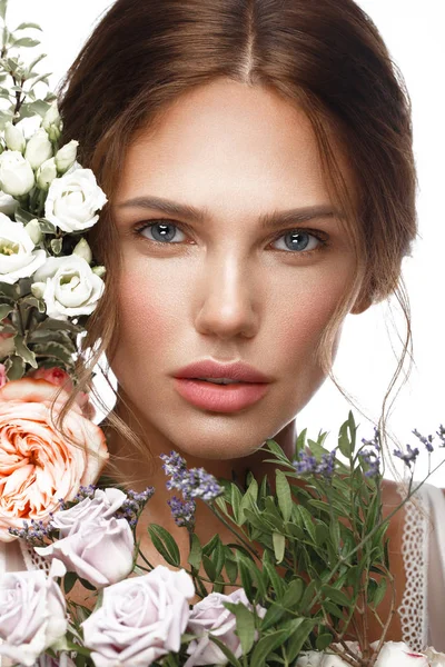 Klasik çıplak makyaj, ışık saç modeli ve çiçekler ile güzel kadın. Güzellik yüzü. — Stok fotoğraf