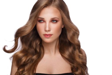 Mükemmel bir cilt ile güzel taze kız, saç ve klasik makyaj bukleler. Güzellik yüzü.