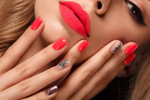 Belle jeune femme avec un maquillage lumineux et des ongles roses fluo. Un beau visage. Photo prise en studio — Photo