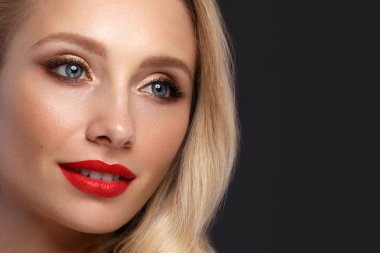 Güzel sarışın bir Hollywood şekilde bukleler, doğal makyaj ve kırmızı dudaklar. Güzellik ve saç.