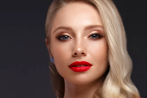 Hermosa rubia de manera hollywoodiana con rizos, maquillaje natural y labios rojos. Belleza cara y cabello . —  Fotos de Stock