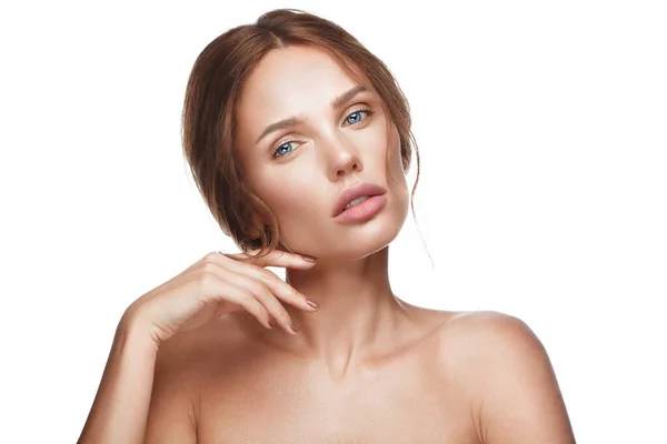 Hermosa chica fresca con la piel perfecta, maquillaje natural. Cara de belleza . — Foto de Stock