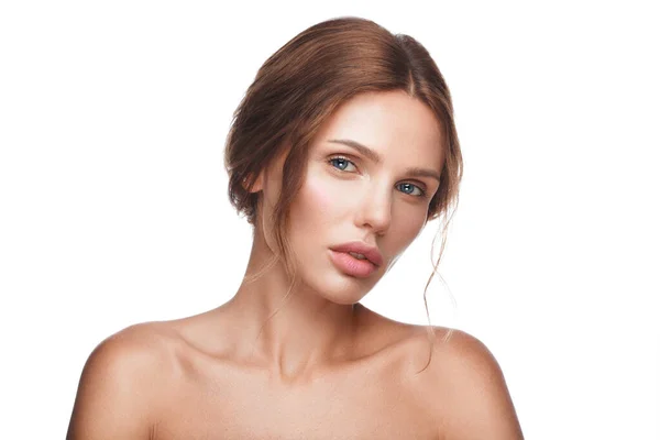 Mooi vers meisje met perfecte huid, natuurlijke make-up. Schoonheid gezicht. — Stockfoto