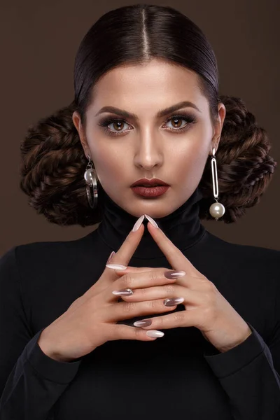 Menina bonita com penteado incomum, maquiagem brilhante, lábios vermelhos e design de manicure. Cara de beleza. Unhas de arte . — Fotografia de Stock