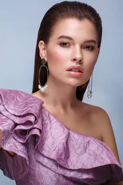 Menina fresca bonita com maquiagem clássica, cabelo liso em um vestido roxo. Cara de beleza . — Fotografia de Stock