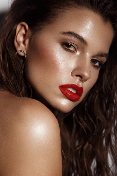 Hermosa chica sexy con maquillaje brillante, labios rojos, cabello mojado. Cara de belleza. — Foto de Stock