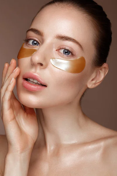 Mooi vers meisje met cosmetische patches onder ogen, perfecte huid en natuurlijke make-up. Schoonheid gezicht. — Stockfoto