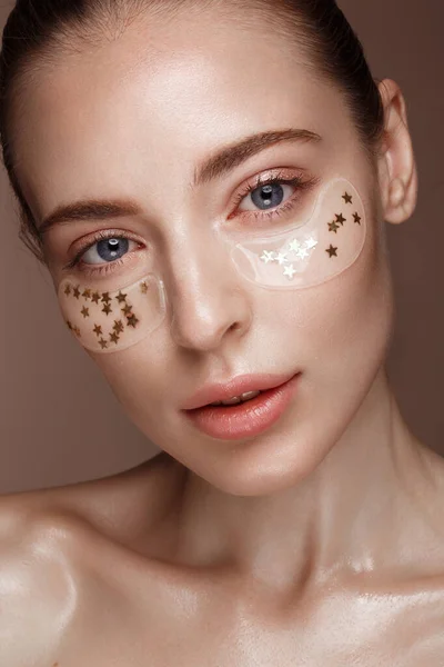 Schönes frisches Mädchen mit kosmetischen Flecken unter den Augen, perfekter Haut und natürlichem Make-up. Schönheit Gesicht. — Stockfoto