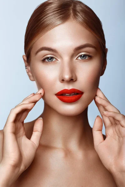 Mooi meisje met rode lippen en klassieke make-up. Schoonheidsgezicht — Stockfoto