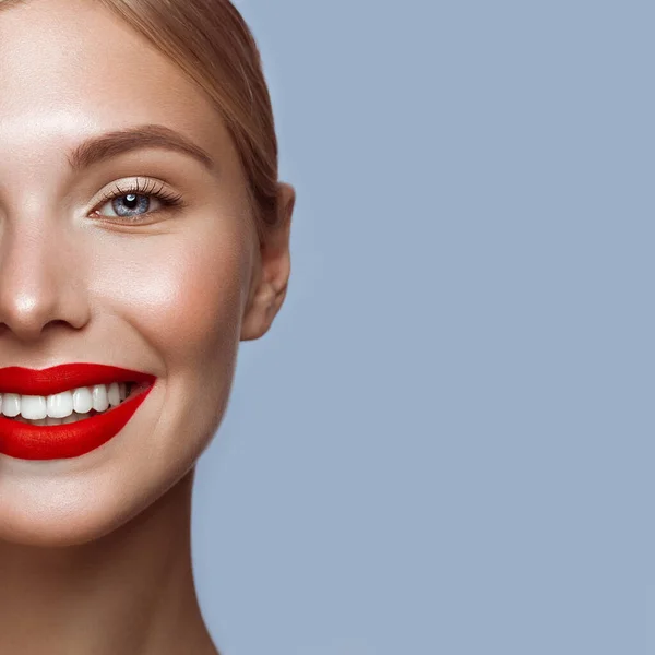 Piękna dziewczyna z czerwonymi ustami i klasycznym makijażem. Piękna twarz — Zdjęcie stockowe