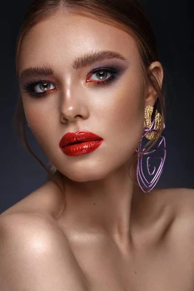 Mooi meisje met heldere modieuze make-up en ongewone paarse accessoires. Schoonheidsgezicht. — Stockfoto