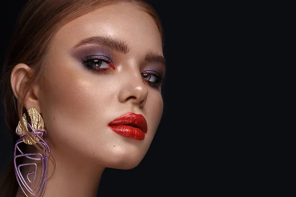 Vacker flicka med ljusa fashionabla make-up och ovanliga lila tillbehör. Skönhetsansikte. — Stockfoto