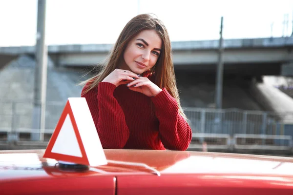 Νεαρή όμορφη ευτυχισμένη γυναίκα ποζάρουν κοντά στην κατάρτιση του αυτοκινήτου — Φωτογραφία Αρχείου