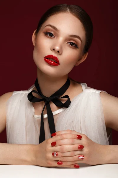 Menina bonita em vestido branco com maquiagem clássica e manicure vermelho. Cara de beleza . — Fotografia de Stock