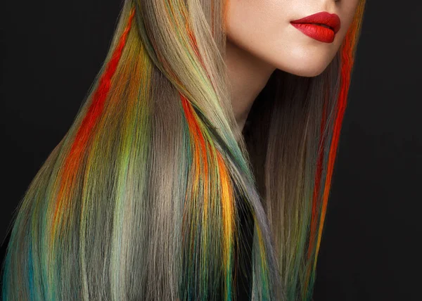Bella ragazza con capelli multicolori e trucco creativo e acconciatura. Bellezza viso . — Foto Stock