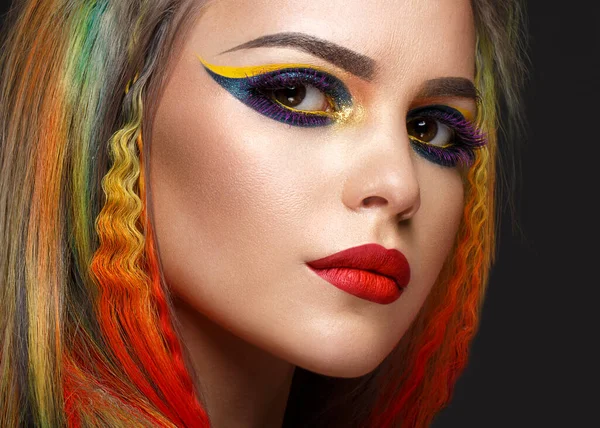 Hermosa chica con cabello multicolor y maquillaje creativo y peinado. Cara de belleza . — Foto de Stock