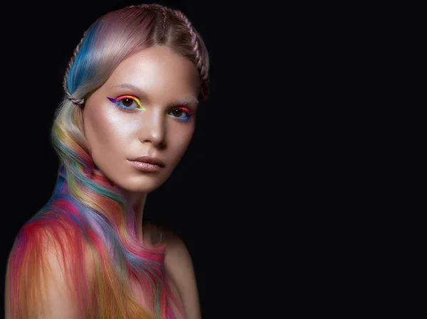 Hermosa chica con cabello multicolor y maquillaje creativo y peinado. Cara de belleza . —  Fotos de Stock