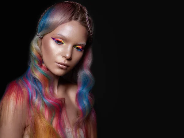 Hermosa chica con cabello multicolor y maquillaje creativo y peinado. Cara de belleza . —  Fotos de Stock