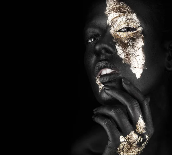 Retrato de moda de una chica de piel oscura con maquillaje dorado. Cara de belleza . — Foto de Stock