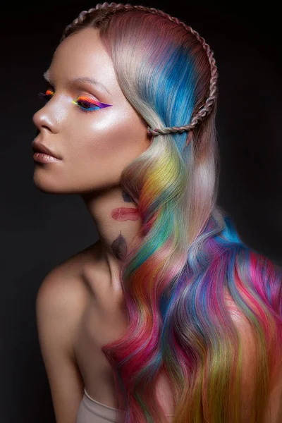 Bella ragazza con capelli multicolori e trucco creativo e acconciatura. Bellezza viso . — Foto Stock