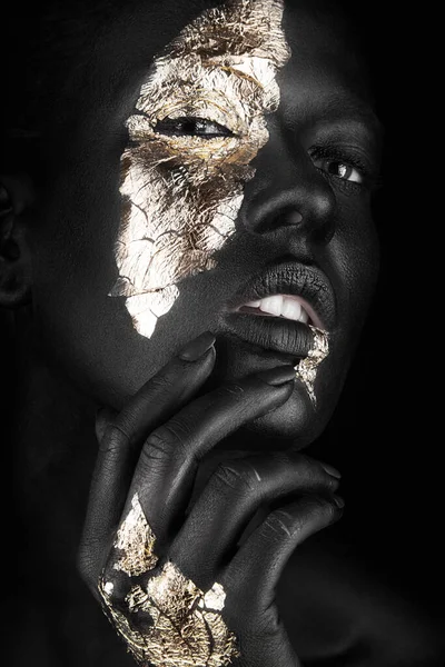 Fashion portrait of a dark-skinned girl with gold make-up. Beauty face. — Stock Photo, Image