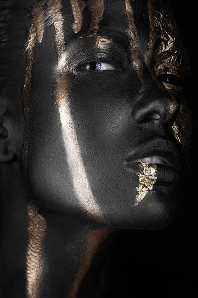 Módní portrét dívky s tmavou pletí a zlatým make-upem. Krásná tvář. — Stock fotografie
